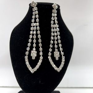 Beautiful long silver crystal earring!!